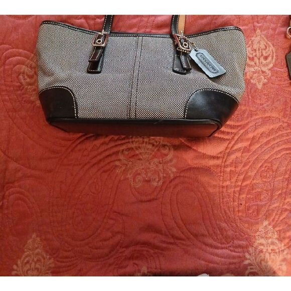 Elegant Black and Cream Tote Bag - Picture 2 of 7